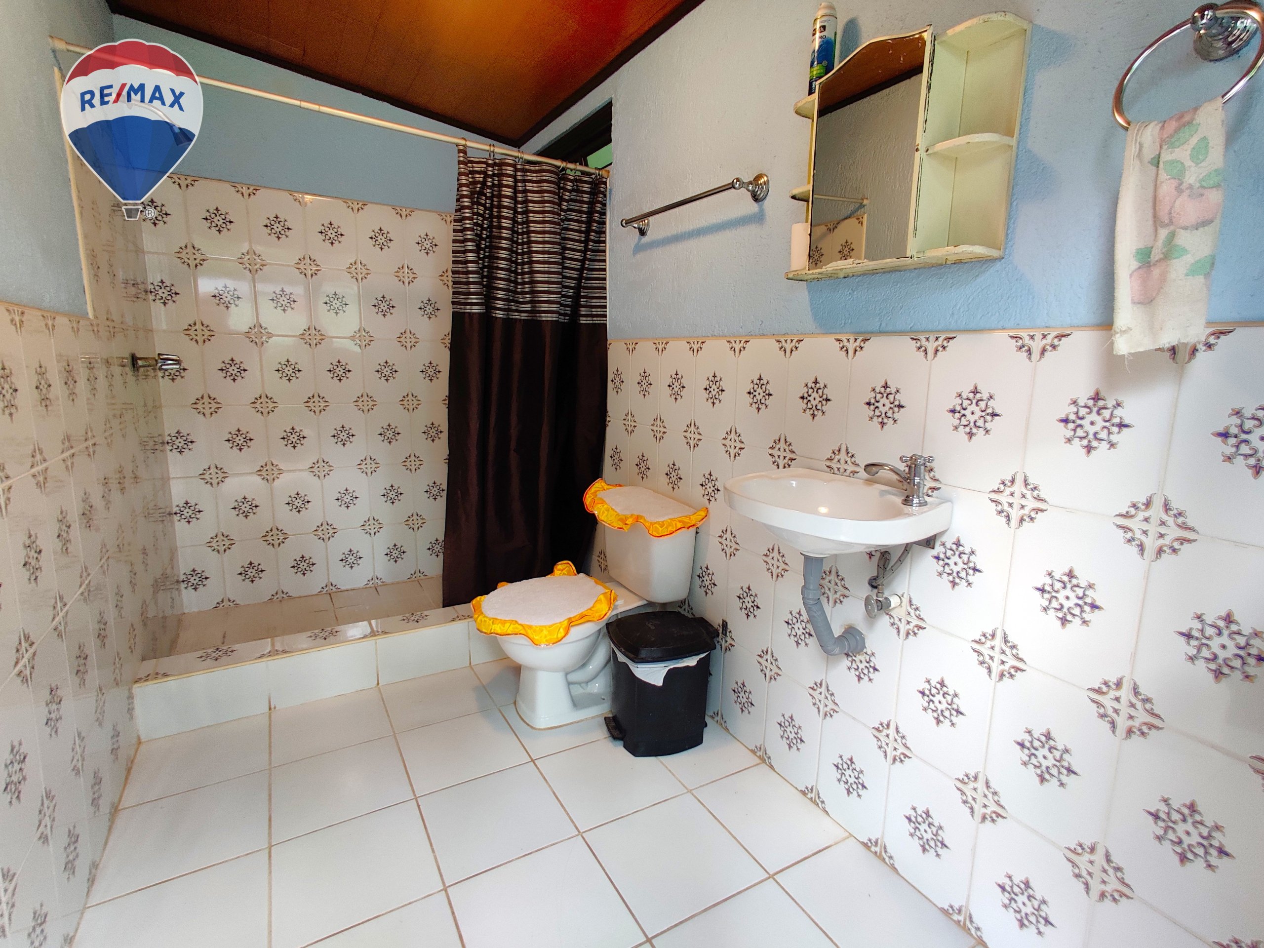 Two Story House With Commercial Property - Image 43